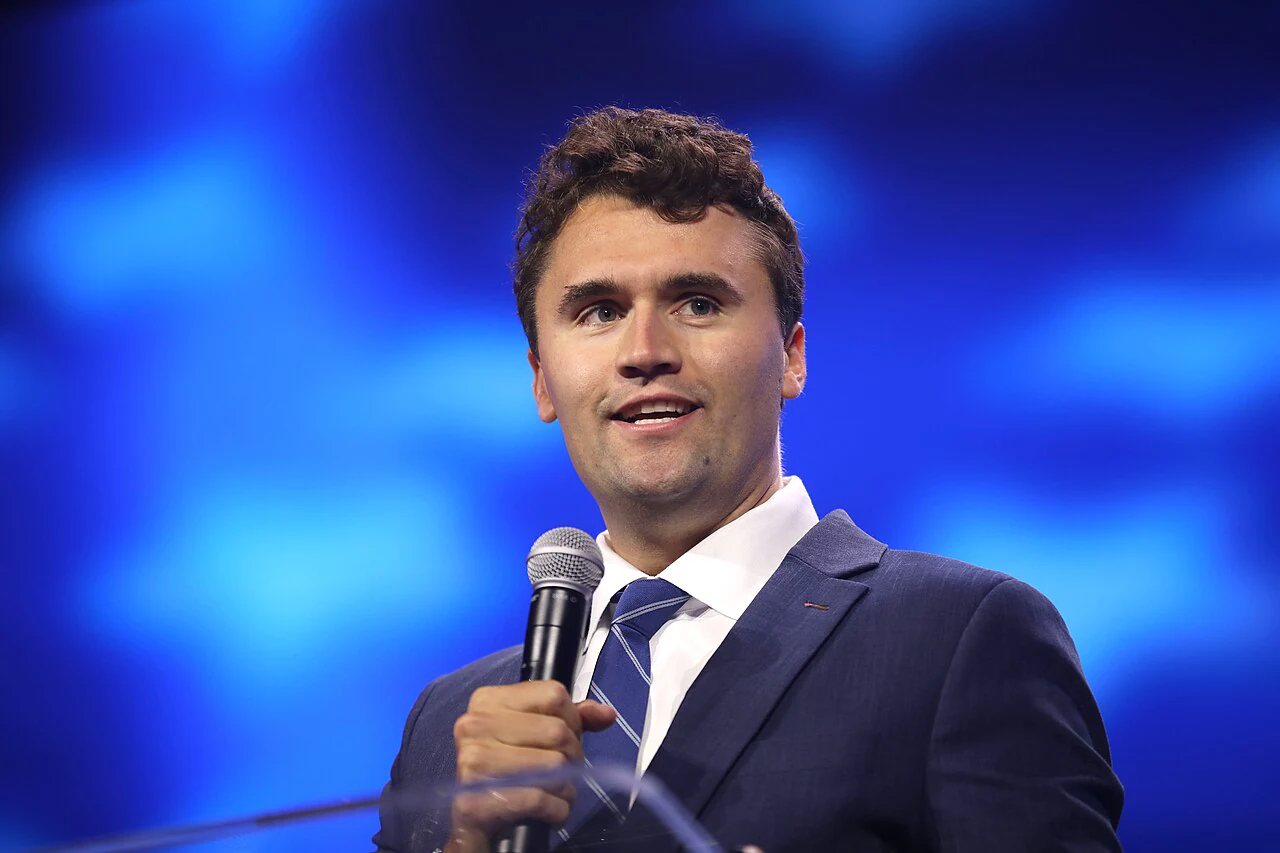 Illustrasjon til artikkelen «Når Snoen lyver om de døde: Charlie Kirk, Cambridge-debatten og karakterdrapet som aldri slutter.»