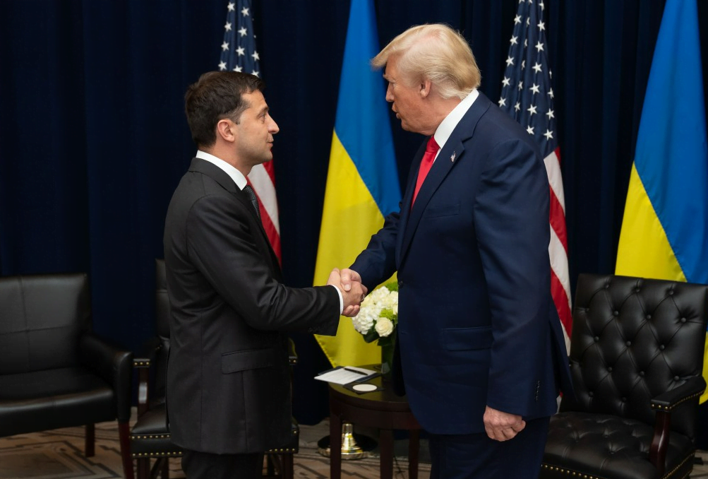 Donald Trump og Volodymyr Zelenskyj i samtale under deres møte i 2019, der de diskuterte energi, sikkerhet og kampen mot korrupsjon i Ukraina.