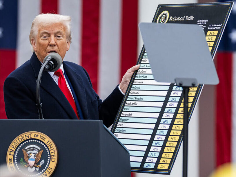 Donald Trump holder en plakat som viser tollsatser fra ulike land under pressekonferanse i Det hvite hus